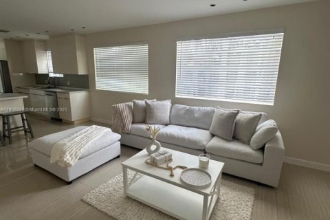 House in Surfside, Florida 3 bedrooms, 134.71 sq.m. № 1965425 - photo 4