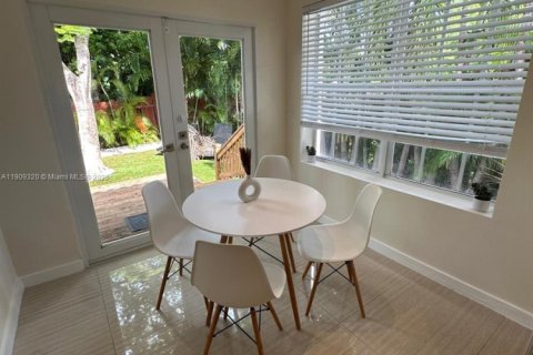 House in Surfside, Florida 3 bedrooms, 134.71 sq.m. № 1965425 - photo 7