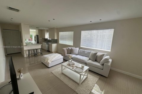 House in Surfside, Florida 3 bedrooms, 134.71 sq.m. № 1965425 - photo 1