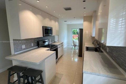 House in Surfside, Florida 3 bedrooms, 134.71 sq.m. № 1965425 - photo 9