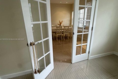 House in Surfside, Florida 3 bedrooms, 134.71 sq.m. № 1965425 - photo 19