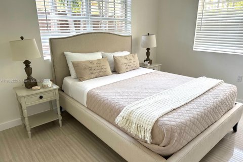 House in Surfside, Florida 3 bedrooms, 134.71 sq.m. № 1965425 - photo 17