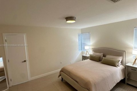 House in Surfside, Florida 3 bedrooms, 134.71 sq.m. № 1965425 - photo 13