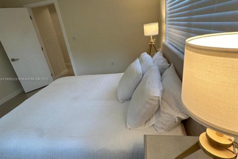 House in Surfside, Florida 3 bedrooms, 134.71 sq.m. № 1965425 - photo 12