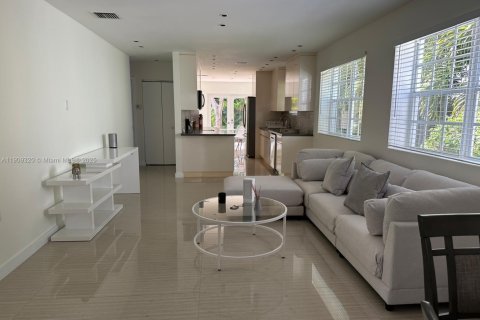 House in Surfside, Florida 3 bedrooms, 134.71 sq.m. № 1965425 - photo 10