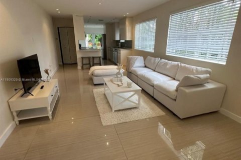 House in Surfside, Florida 3 bedrooms, 134.71 sq.m. № 1965425 - photo 5