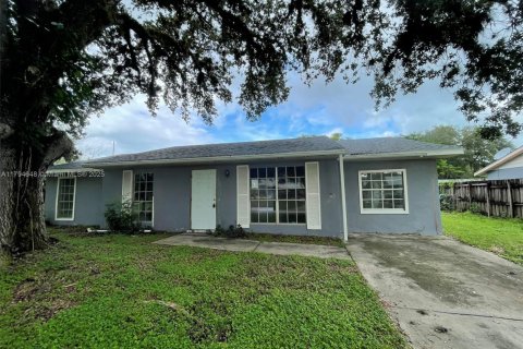 House in LaBelle, Florida 4 bedrooms, 196.21 sq.m. № 1726759 - photo 11