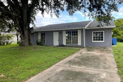 House in LaBelle, Florida 4 bedrooms, 196.21 sq.m. № 1726759 - photo 10