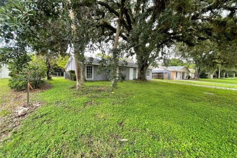 House in LaBelle, Florida 4 bedrooms, 196.21 sq.m. № 1726759 - photo 6