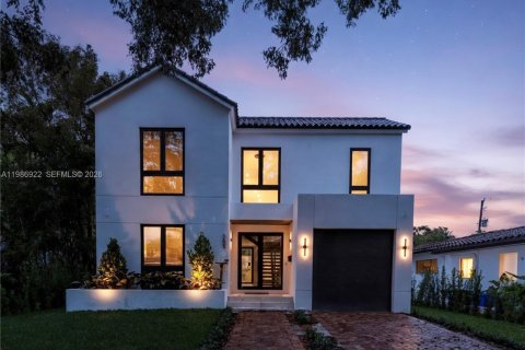 Купить виллу или дом в Корал-Гейблс, Флорида 4 спальни, № 2044790 - фото 2