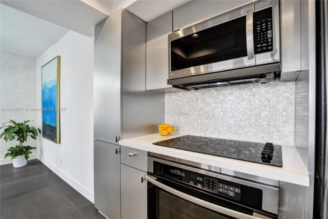 Condo in Hallandale Beach, Florida, 2 bedrooms  № 1819888 - photo 18