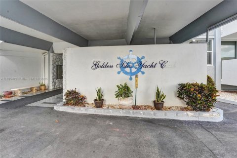 Condo in Hallandale Beach, Florida, 2 bedrooms  № 1819888 - photo 16
