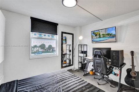Condo in Hallandale Beach, Florida, 2 bedrooms  № 1819888 - photo 23
