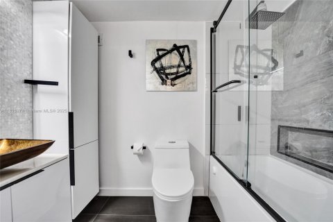 Condo in Hallandale Beach, Florida, 2 bedrooms  № 1819888 - photo 10