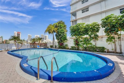 Condo in Hallandale Beach, Florida, 2 bedrooms  № 1819888 - photo 13