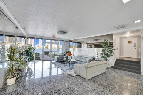 Condo in Hallandale Beach, Florida, 2 bedrooms  № 1819888 - photo 20