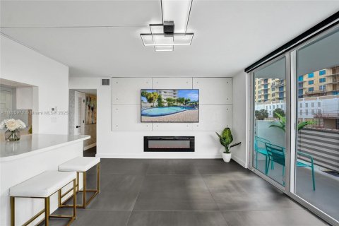 Condo in Hallandale Beach, Florida, 2 bedrooms  № 1819888 - photo 28