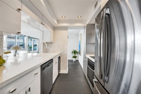 Condo in Hallandale Beach, Florida, 2 bedrooms  № 1819888 - photo 8