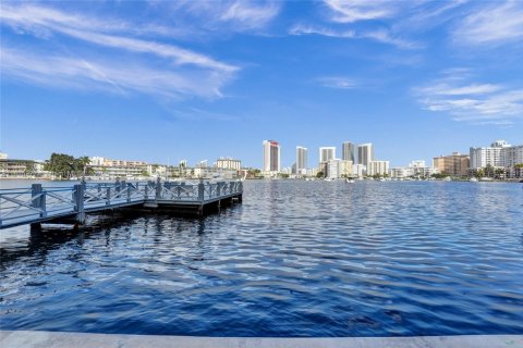 Condo in Hallandale Beach, Florida, 2 bedrooms  № 1819888 - photo 2