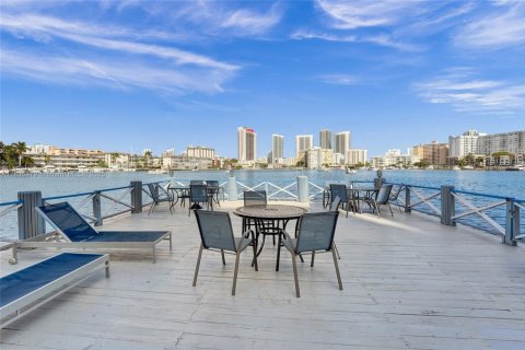 Condo in Hallandale Beach, Florida, 2 bedrooms  № 1819888 - photo 14