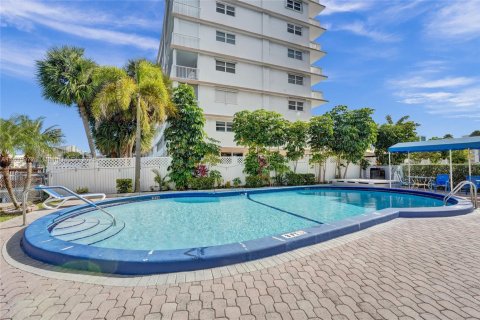 Condo in Hallandale Beach, Florida, 2 bedrooms  № 1819888 - photo 12