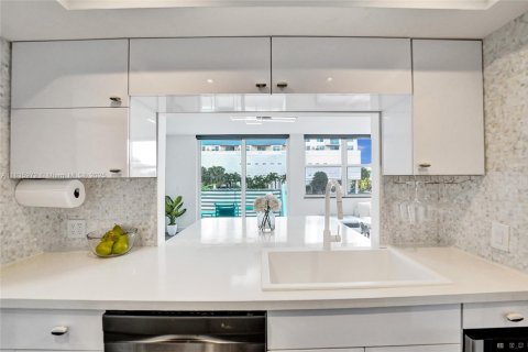 Condo in Hallandale Beach, Florida, 2 bedrooms  № 1819888 - photo 30