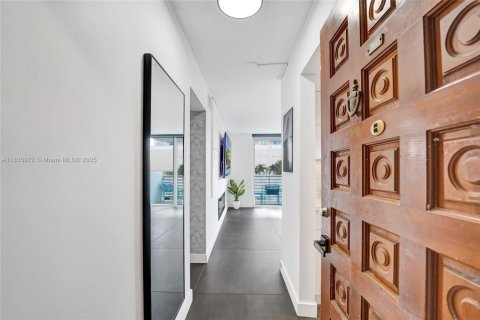 Condo in Hallandale Beach, Florida, 2 bedrooms  № 1819888 - photo 17