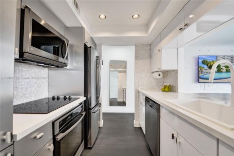 Condo in Hallandale Beach, Florida, 2 bedrooms  № 1819888 - photo 6