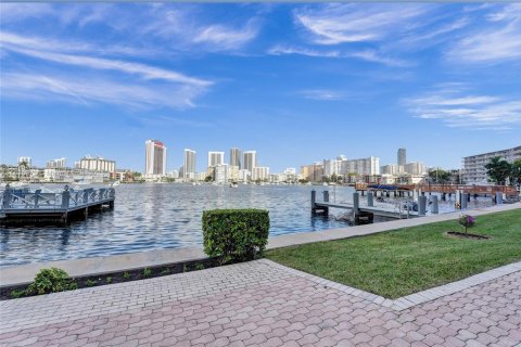 Condo in Hallandale Beach, Florida, 2 bedrooms  № 1819888 - photo 15