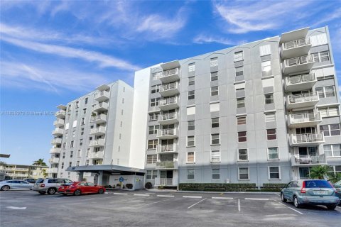 Condo in Hallandale Beach, Florida, 2 bedrooms  № 1819888 - photo 11