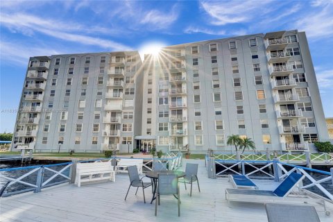 Condo in Hallandale Beach, Florida, 2 bedrooms  № 1819888 - photo 9