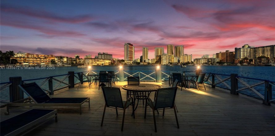 Condo in Hallandale Beach, Florida, 2 bedrooms  № 1819888