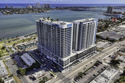 Condo in Lake Park, Florida, 2 bedrooms  № 2241835