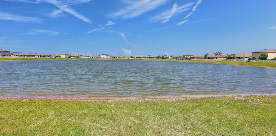 House in Fort Pierce, Florida 3 bedrooms, 117.99 sq.m. № 1074880