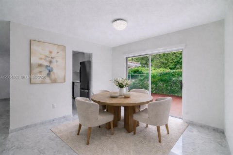 Villa ou maison à vendre à Coral Gables, Floride: 3 chambres, 158.86 m2 № 2068757 - photo 9