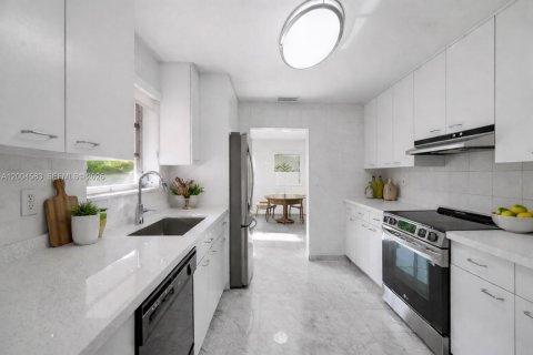 Villa ou maison à vendre à Coral Gables, Floride: 3 chambres, 158.86 m2 № 2068757 - photo 12