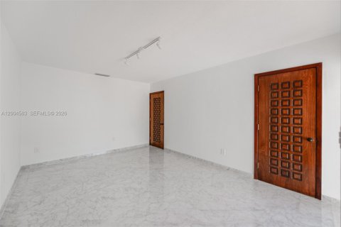 Villa ou maison à vendre à Coral Gables, Floride: 3 chambres, 158.86 m2 № 2068757 - photo 15