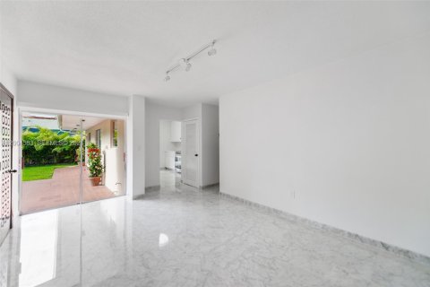 Villa ou maison à vendre à Coral Gables, Floride: 3 chambres, 158.86 m2 № 2068757 - photo 16
