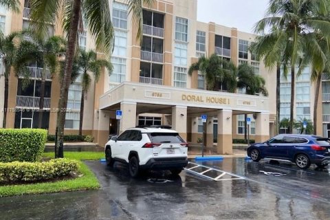 Condo in Doral, Florida, 2 bedrooms  № 1714296 - photo 1
