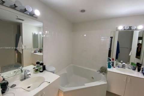 Condo in Doral, Florida, 2 bedrooms  № 1714296 - photo 9
