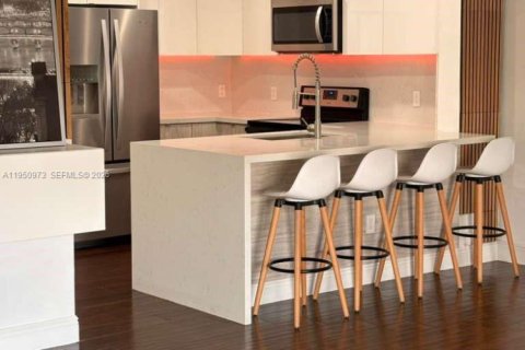 Adosado en alquiler en Miramar, Florida, 2 dormitorios № 2007083 - foto 3