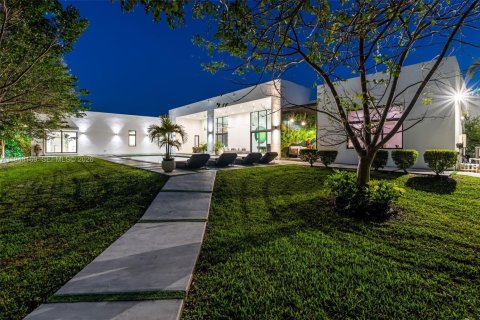 House in Pinecrest, Florida 6 bedrooms, 606.65 sq.m. № 2267626 - photo 3