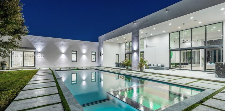 House in Pinecrest, Florida 6 bedrooms, 606.65 sq.m. № 2267626