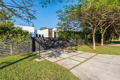House in Pinecrest, Florida 6 bedrooms, 606.65 sq.m. № 2267626 - photo 5
