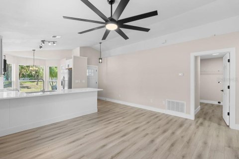 House in Orlando, Florida 3 bedrooms, 108.7 sq.m. № 2201843 - photo 10