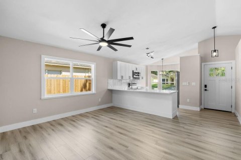 House in Orlando, Florida 3 bedrooms, 108.7 sq.m. № 2201843 - photo 13