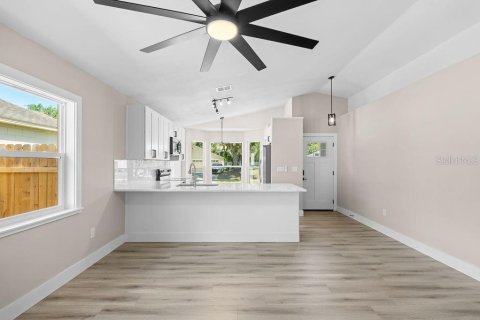 House in Orlando, Florida 3 bedrooms, 108.7 sq.m. № 2201843 - photo 11
