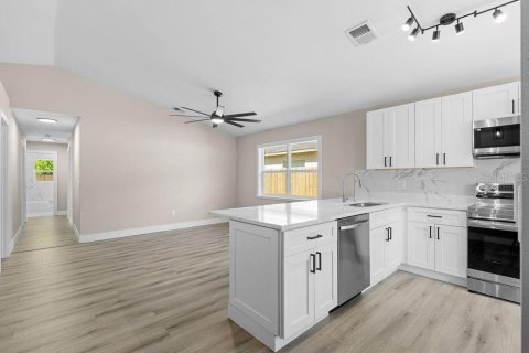 House in Orlando, Florida 3 bedrooms, 108.7 sq.m. № 2201843 - photo 9