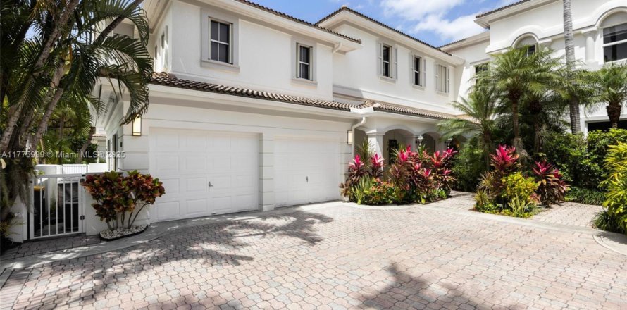 Townhouse in Aventura, Florida 5 bedrooms, 334.45 sq.m. № 1961973