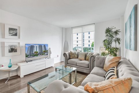 Condo in North Bay Village, Florida, 1 bedroom  № 1739854 - photo 5
